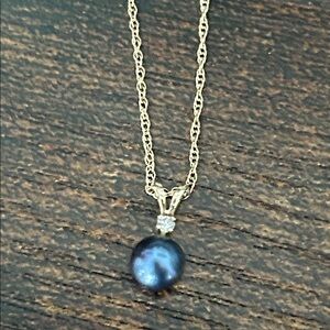 Elegant Gold and Black Pearl Necklace